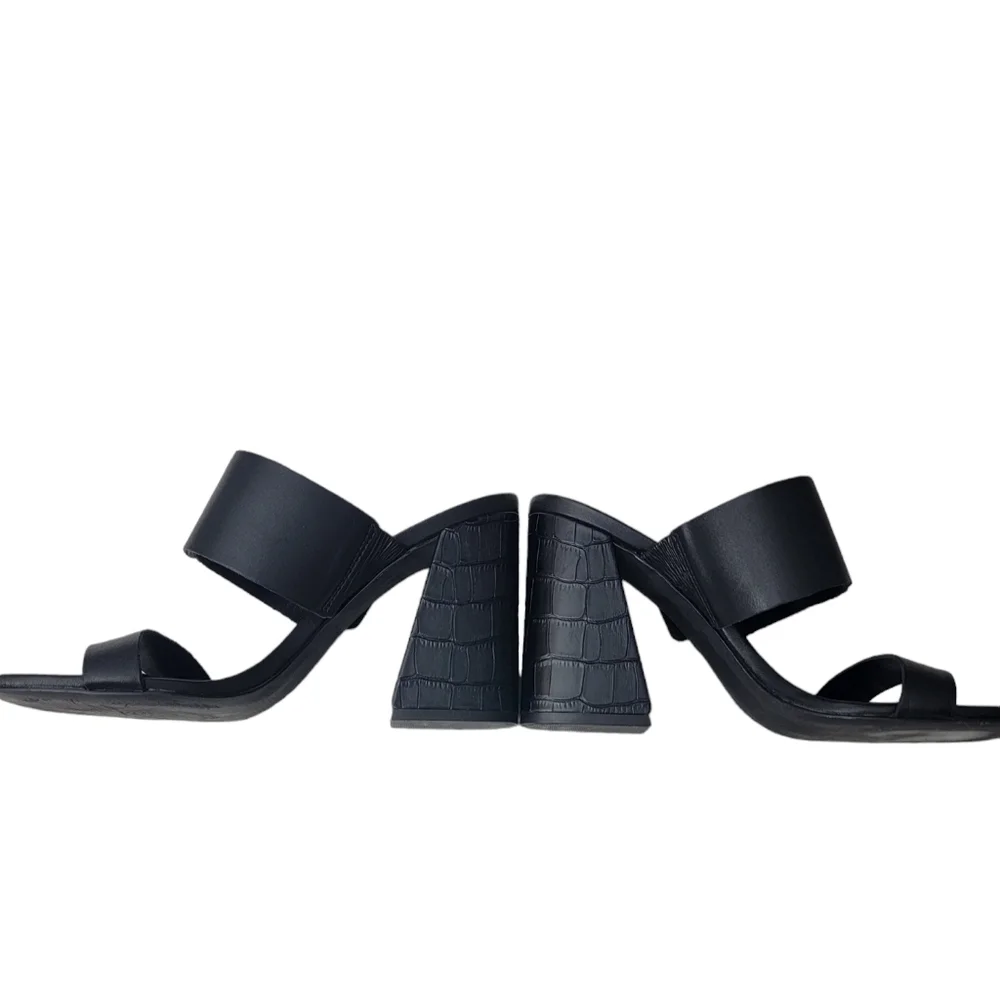 Steve Madden woman's size 7M in excellent condition. Leather upper.